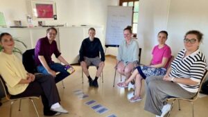 Gemeinsam für mehr Medienkompetenz: Patrick Ehnis (2.v.l.), Elena Stermer-Fischer (r.) und das Team der Teamerinnen wollen mit dem erweiterten Präventionsangebot von Release Kinder und Jugendliche für die Chancen und Risiken der digitalen Welt sensibilisieren. © Lars Warnecke