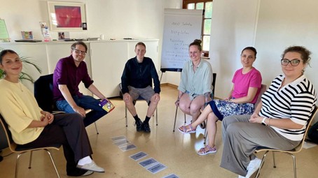 Gemeinsam für mehr Medienkompetenz: Patrick Ehnis (2.v.l.), Elena Stermer-Fischer (r.) und das Team der Teamerinnen wollen mit dem erweiterten Präventionsangebot von Release Kinder und Jugendliche für die Chancen und Risiken der digitalen Welt sensibilisieren. © Lars Warnecke